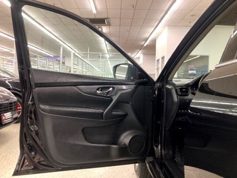 Used 2020 Nissan Rogue SV image 25