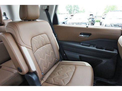 New 2026 Nissan Pathfinder Platinum FWD image 10