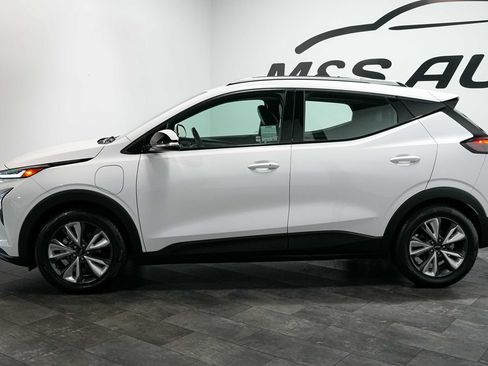 Used 2022 Chevrolet Bolt EUV LT w/ Convenience Package FWD image 3