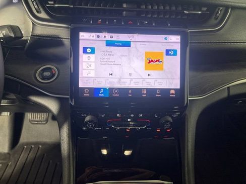 Used 2023 Jeep Grand Cherokee Limited w/ Luxury Tech Group II AWD/4WD image 17