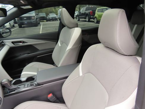 Used 2025 Toyota Camry SE w/ Multimedia Upgrade Package image 28