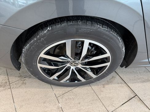 Certified 2025 Volkswagen Jetta SE image 17