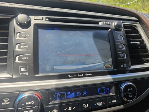 Used 2019 Toyota Highlander Limited Platinum AWD/4WD image 19