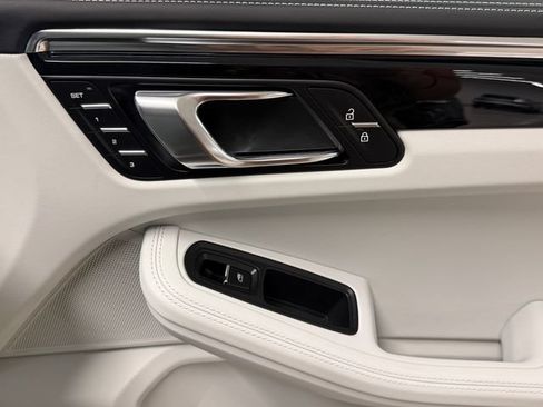 Certified 2026 Porsche Macan AWD/4WD image 35