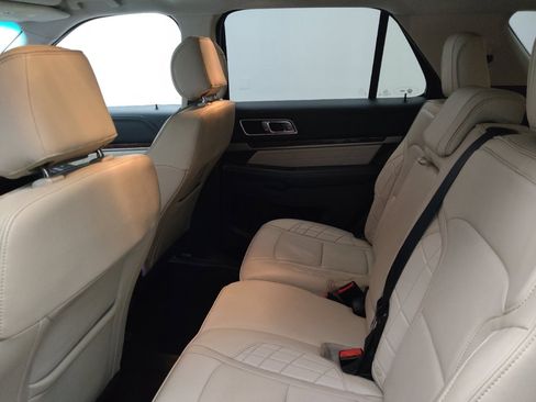 Used 2016 Ford Explorer Platinum image 18
