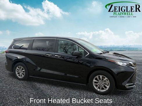 Used 2023 Toyota Sienna XLE image 11