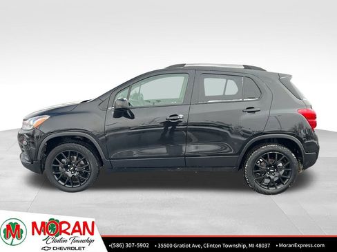 Certified 2022 Chevrolet Trax LT w/ Midnight Edition image 3