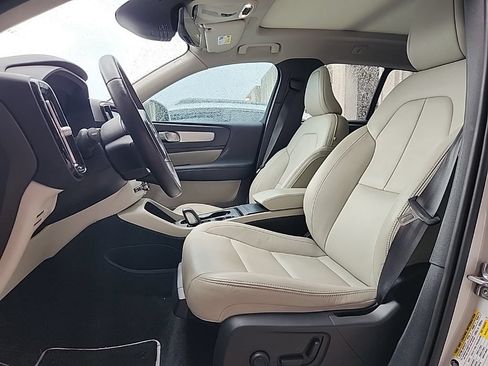Used 2021 Volvo XC40 T5 Momentum w/ Premium Package AWD/4WD image 2