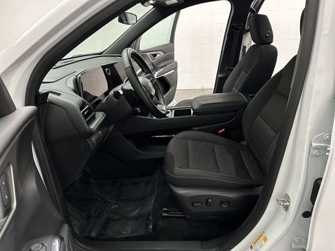 Used 2025 Chevrolet Traverse LT FWD image 17