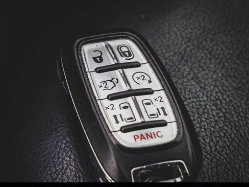 Used 2020 Chrysler Pacifica Touring-L image 8