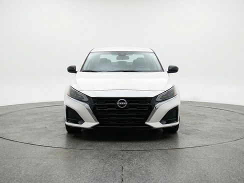 Used 2025 Nissan Altima 2.5 SV FWD image 2