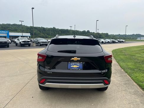 Used 2025 Chevrolet Trax LT FWD image 6