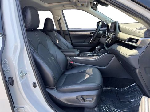 Used 2023 Toyota Highlander Limited FWD image 15