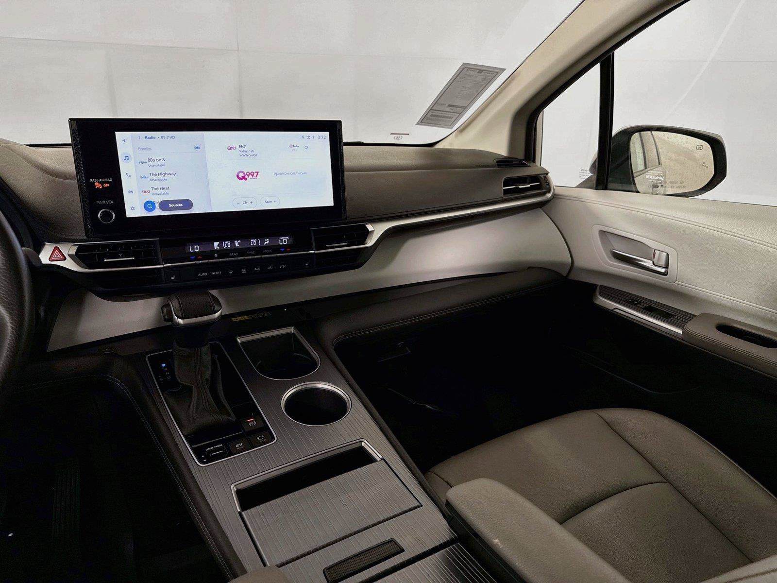 Certified 2025 Toyota Sienna XLE FWD image 33