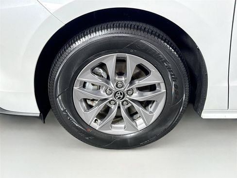 Certified 2026 Toyota Sienna XLE FWD image 46