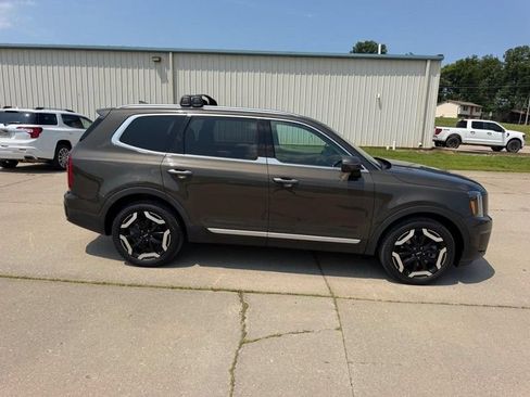 Used 2025 Kia Telluride S AWD/4WD image 2