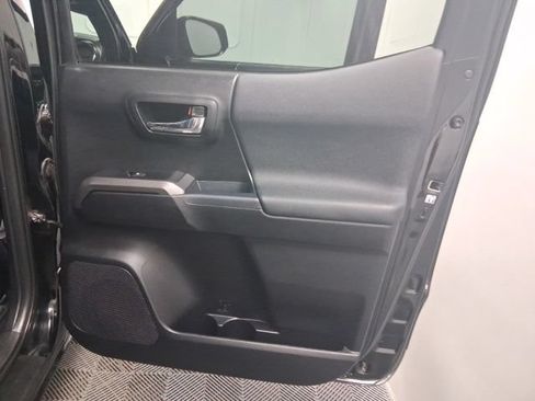 Used 2017 Toyota Tacoma TRD Off-Road w/ Tow Package (A/T) AWD/4WD image 13