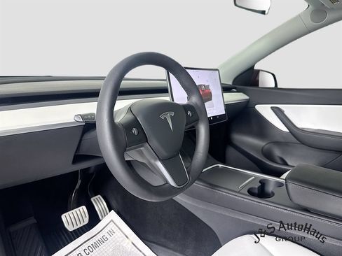 Used 2022 Tesla Model Y Performance AWD/4WD image 9