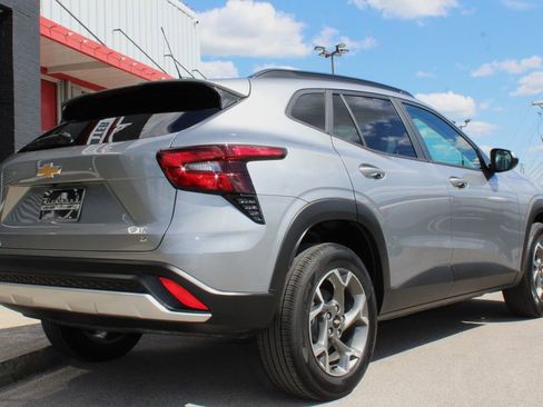 Used 2025 Chevrolet Trax LT w/ LT Convenience Package FWD image 10