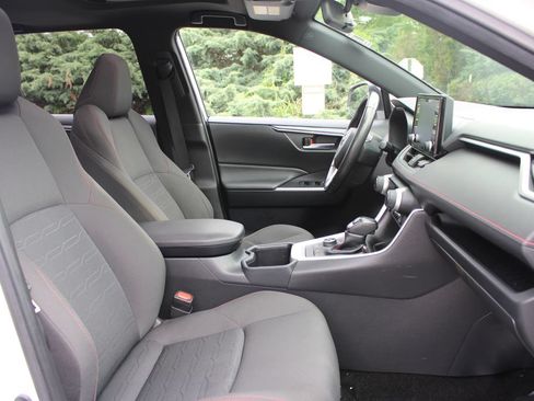 Used 2022 Toyota RAV4 SE w/ Weather & Moonroof Package AWD/4WD image 12