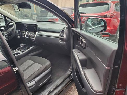 Used 2023 Kia Sorento LX image 8