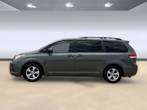 Used 2013 Toyota Sienna LE FWD image 2