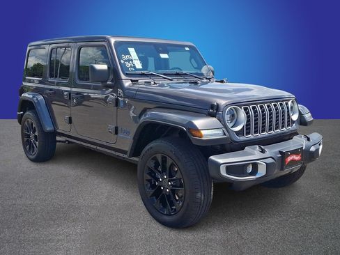 Used 2025 Jeep Wrangler Unlimited Sahara w/ Safety Group AWD/4WD image 3