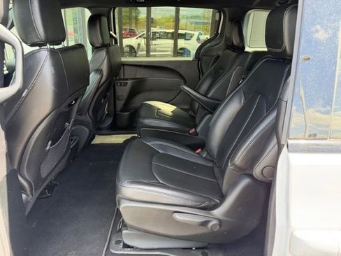 Used 2024 Chrysler Pacifica Limited FWD image 11