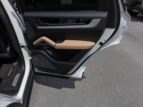 Used 2024 Porsche Cayenne image 19