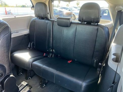 Used 2018 Toyota Sienna SE image 15
