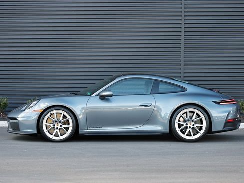 Certified 2025 Porsche 911 Carrera GTS image 2