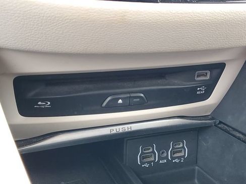 Used 2021 Chrysler Pacifica Limited w/ Uconnect Theater Family Group FWD image 29