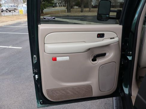 Used 2002 Chevrolet Suburban 2500 LT image 26