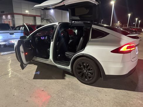 Used 2018 Tesla Model X 75D image 10