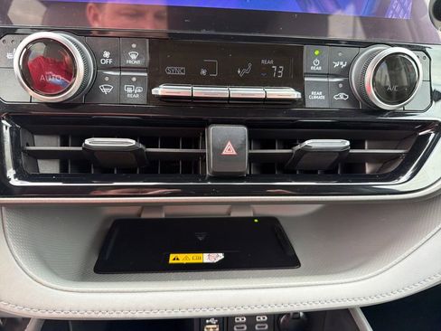 Used 2023 Toyota Highlander XLE image 7