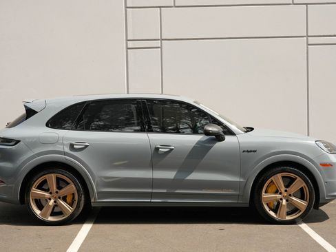 Used 2024 Porsche Cayenne Turbo AWD/4WD image 59