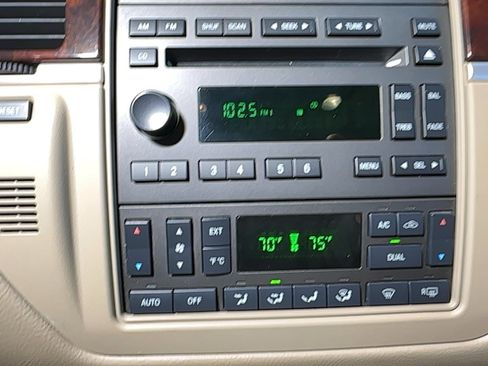 Used 2007 Lincoln Town Car Signature RWD image 28