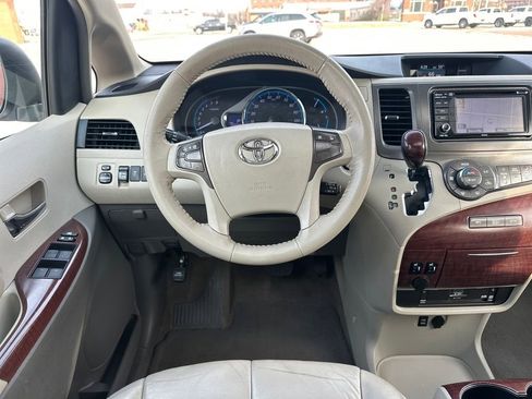 Used 2013 Toyota Sienna XLE w/ Entertainment Pkg image 14