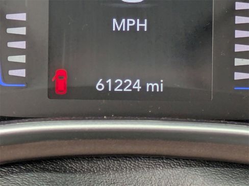 Used 2022 Chrysler Voyager LX image 30