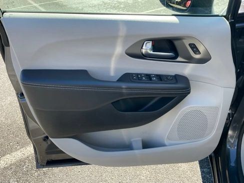 Used 2023 Chrysler Pacifica Touring-L FWD image 12