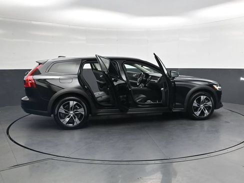 Used 2025 Volvo V60 B5 Cross Country Plus AWD/4WD image 41
