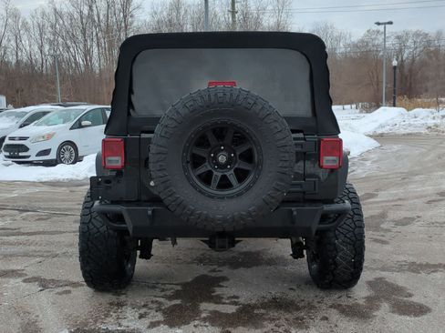 Used 2018 Jeep Wrangler Unlimited Rubicon w/ Connectivity Group image 7