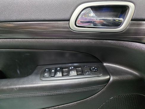 Used 2019 Jeep Grand Cherokee Altitude AWD/4WD image 18