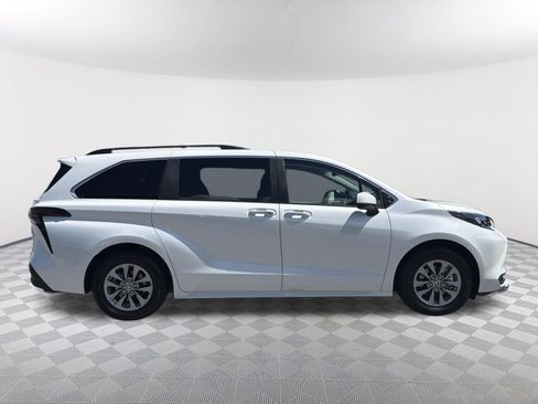 Certified 2025 Toyota Sienna XLE FWD image 17