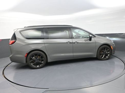 Used 2023 Chrysler Pacifica Touring-L w/ S Appearance Package FWD image 12