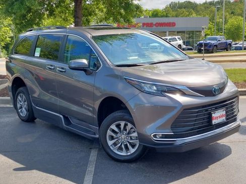 Used 2024 Toyota Sienna XLE w/ XLE Plus Package FWD image 5