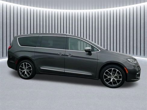 Used 2021 Chrysler Pacifica Limited w/ Premium & Safety Sphere Group image 3