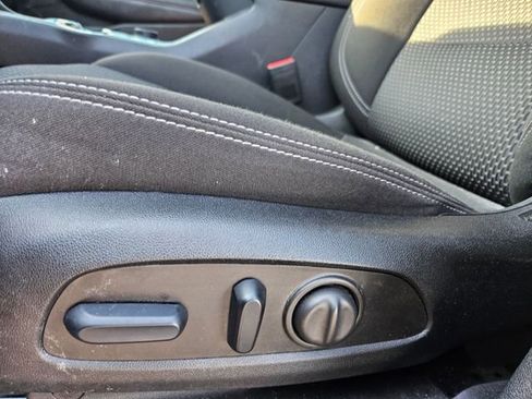 Used 2024 GMC Terrain SLE w/ Driver Convenience Package image 9