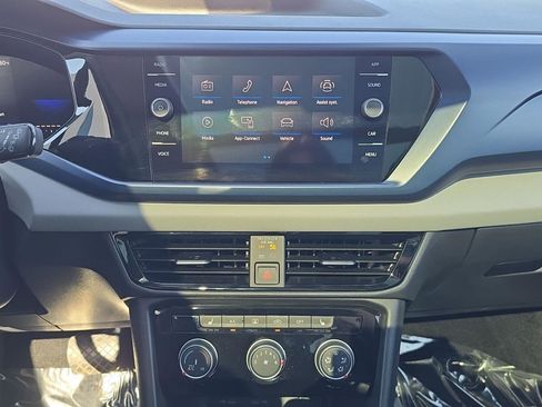 Certified 2023 Volkswagen Taos SE w/ Panoramic Sunroof Package AWD/4WD image 18