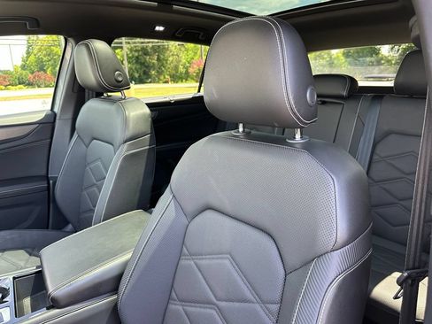 Used 2024 Volkswagen Atlas Cross Sport SE w/ Panoramic Sunroof Package FWD image 14